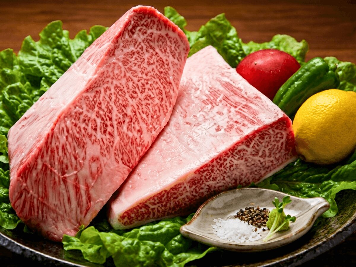 伊万里市の焼肉司で提供する黒毛和牛の肉ブロック