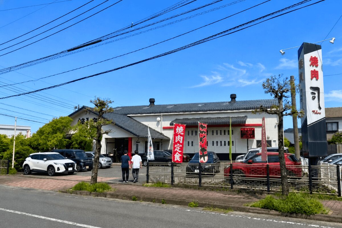 伊万里の焼肉司の店舗外観と駐車場