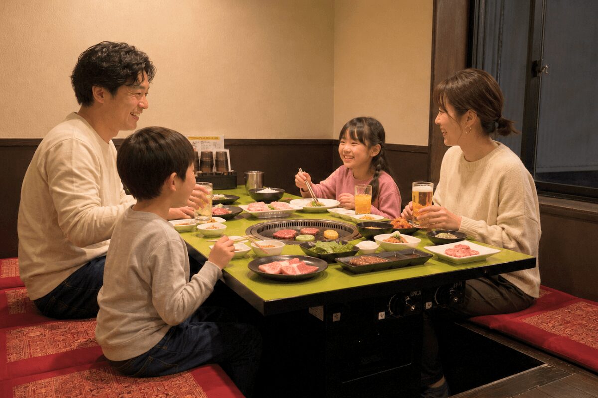 伊万里の焼肉司で家族が焼肉を囲みながら晩ご飯を楽しむ様子