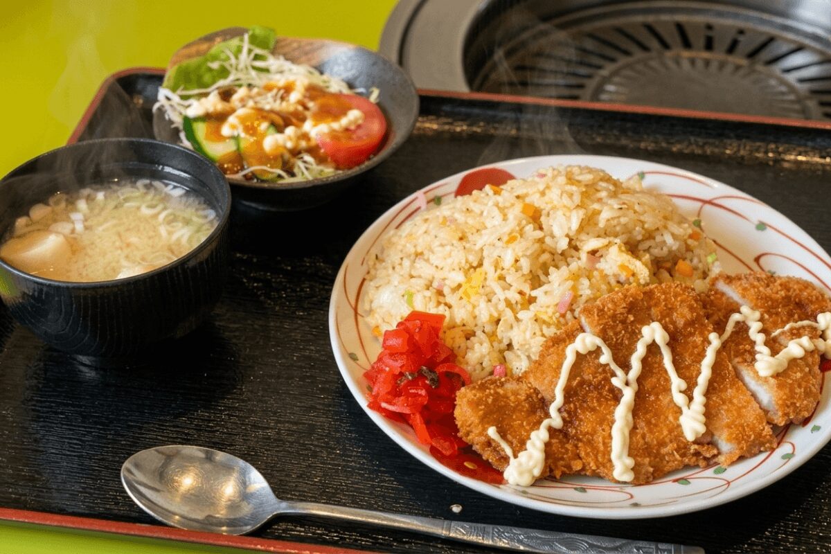 伊万里の焼肉司で提供するカツチャーハン