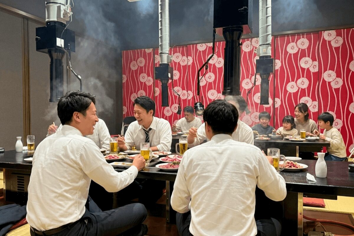 伊万里の焼肉司で仕事帰りのグループが焼肉と食事を楽しむ宴会シーン